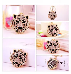 Vue détaillée montrant plusieurs angles du porte-clés tête de tigre avec strass rose