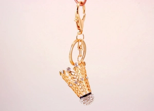 Vue détaillée du porte-clés volant de badminton avec strass et fermoir mousqueton