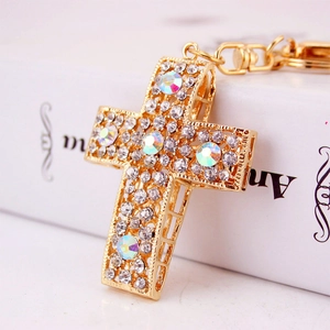 Porte-clés croix doré orné de strass et cristaux AB avec sculpture en métal ajouré fin