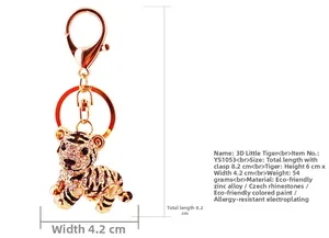 Dettaglio del portachiavi tigre 3D da 8,2 cm con finitura dorata e cristalli lucidi