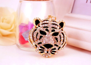 Détail de l'attache porte-clés tête de tigre avec strass étincelants et finition dorée