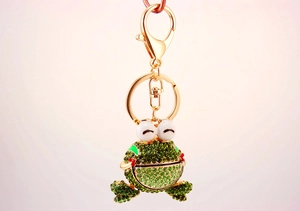 Vue détaillée du porte-clés grenouille en strass verts avec un fermoir mousqueton doré