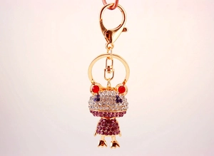 Detail eines funkelnden Strass-Frosch-Schlüsselanhängers mit Karabiner und Metallring