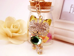 Détails du porte-clés chat porte-bonheur avec strass blancs et grosse pierre verte