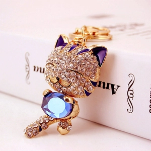 Porte-clés chat scintillant avec cristal bleu et strass blancs sur métal doré