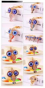 Détails rapprochés de porte-clés hibou en strass avec motifs d'œil du diable