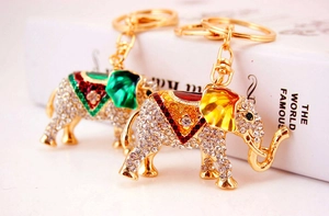 Détails macro de porte-clés éléphant avec strass étincelants et touches d'émail colorées
