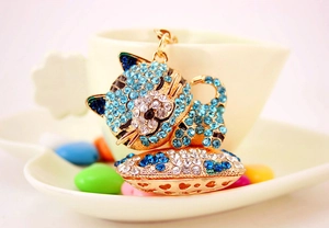 Macro di portachiavi a forma di gatto con strass blu e finitura in lega di metallo dorato