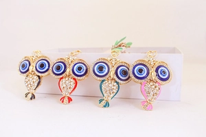 Détail de porte-clés hibou en quatre couleurs avec strass brillants et œil protecteur