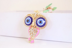 Vue détaillée du porte-clés hibou avec strass brillants et motif œil protecteur