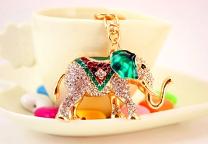 Vue détaillée du porte-clés éléphant doré orné de strass et d'émail vert brillant