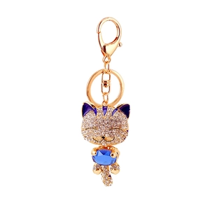 Porte-clés chat porte-bonheur créatif avec cristaux étincelants et pierre bleue sur blanc