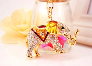 Vue macro détaillée du porte-clés éléphant doré avec strass blancs et motifs en émail coloré