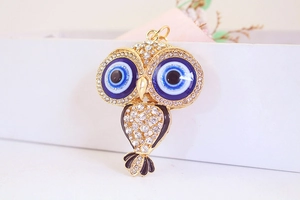 Gros plan du porte-clés hibou avec strass brillants et détail œil bleu