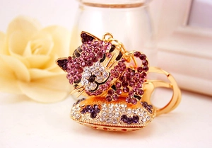 Dettaglio portachiavi a forma di gatto con strass viola e placcatura in oro