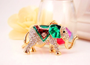 Détail du porte-clés éléphant doré avec strass brillants et finitions en émail vert