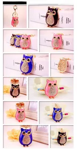 Détail de porte-clés hibou avec strass en finitions émail rose, noir et bleu