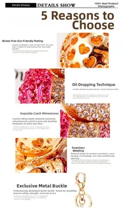 Détail macro du porte-clés cœur doré avec strass roses et finition en émail rouge poli