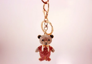 Détails de l'ours porte-clés incrusté de strass brillants avec fermoir doré