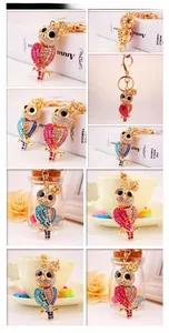 Vue détaillée des porte-clés hibou avec strass en rose fuchsia et bleu lacustre