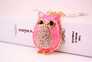 Détail du porte-clés hibou en émail rose avec des strass blancs étincelants