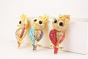 Détails des porte-clés hibou en cristal avec design couronne en plusieurs couleurs