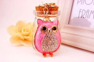 Détails de porte-clés hibou rose avec texture marbrée et cristaux étincelants dorés