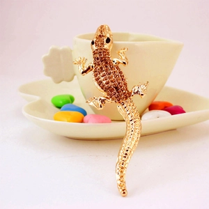 Sparkling lizard keychain with champagne rhinestones on a gold-plated base