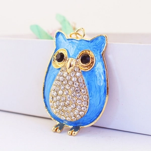 Porte-clés hibou mignon en émail bleu ciel orné de strass blancs et métal doré