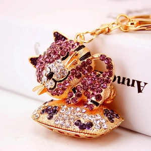 Portachiavi gatto in lega dorata con decorazione di strass viola e bianchi brillanti