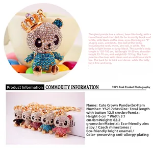 Detailansicht verschiedener Strass-Panda-Schlüsselanhänger mit Kronen-Design und Abmessungen
