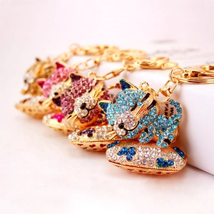 Simpatico Portachiavi a Forma di Gatto con Strass in Lega Placcata Oro Pendente per Borsa per Donna Regalo Gioielli