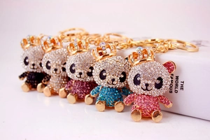 Nahaufnahme von fünf bunten Strass-Panda-Schlüsselanhängern mit goldfarbenen Metallringen