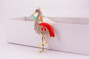 Détail du porte-clés flamant rose avec ailes en émail rouge et strass brillants