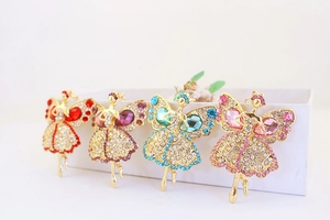 Détails de quatre pendentifs fées ballerines en cristal coloré sur socle en métal doré