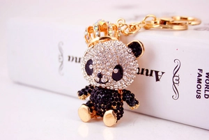 Detailansicht eines Strass Panda Schlüsselanhängers mit Kristallkrone und goldener Öse