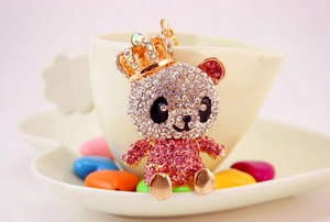 Makroaufnahme von Strass-Panda-Schlüsselanhänger mit Krone und funkelnden Kristallen