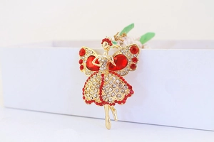Détail d'un porte-clés ange ballerine orné de cristaux étincelants rouges et blancs