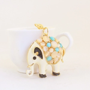 Simpatico portachiavi a elefante con pietre opale e finiture dorate su tazza di ceramica