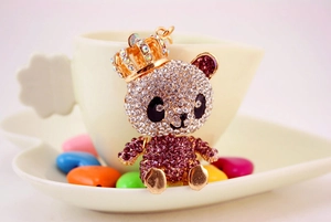 Detailansicht eines Panda-Schlüsselanhängers mit glitzernden Strasssteinen und Krone