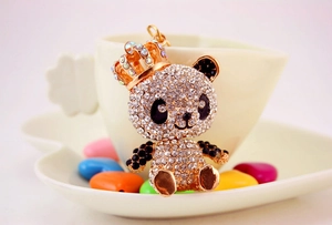 Detailansicht eines Panda-Schlüsselanhängers mit Strasssteinen und goldener Krone