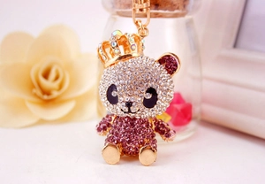 Nahaufnahme des glitzernden Kronen-Panda-Schlüsselanhängers mit lila Strass