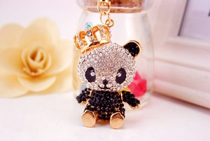 Nahaufnahme vom Strass Panda Schlüsselanhänger mit goldener Krone und Kristallsteinen