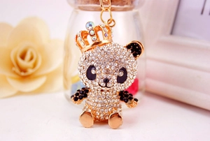 Exquisiter goldener Panda Schlüsselanhänger mit Strass und Krone in gemütlicher Atmosphäre