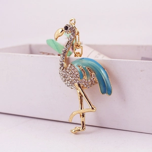 Porte-clés flamant rose doré avec strass brillants et ailes en émail dégradé de bleu