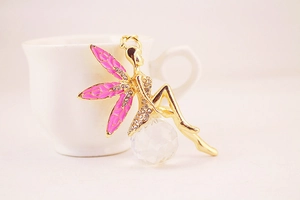 Nahaufnahme von rosa Kristall-Feen-Schlüsselanhänger mit Strass und Gold-Finish