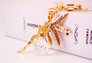 Detailansicht goldener Feen-Schlüsselanhänger mit Kristallkugel und Strass-Verzierungen