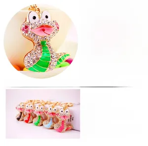 Détail de porte-clés serpent avec strass colorés affichant les dimensions et l'alliage de zinc