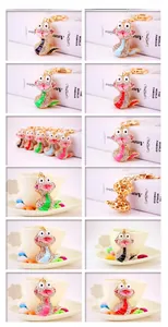 Collage de mignons porte-clés serpent avec strass colorés et anneaux métalliques dorés