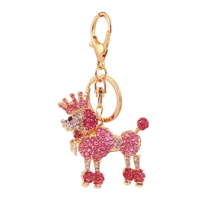 Détail du porte-clés caniche en cristaux roses avec une finition en métal doré